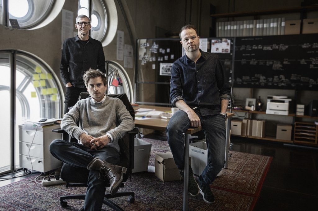 Regizorul Henrik Georgsson și jurnaliștii Anton Berg și Martin Johnson/Foto Julia Mård (c) 2021 HBO Nordic