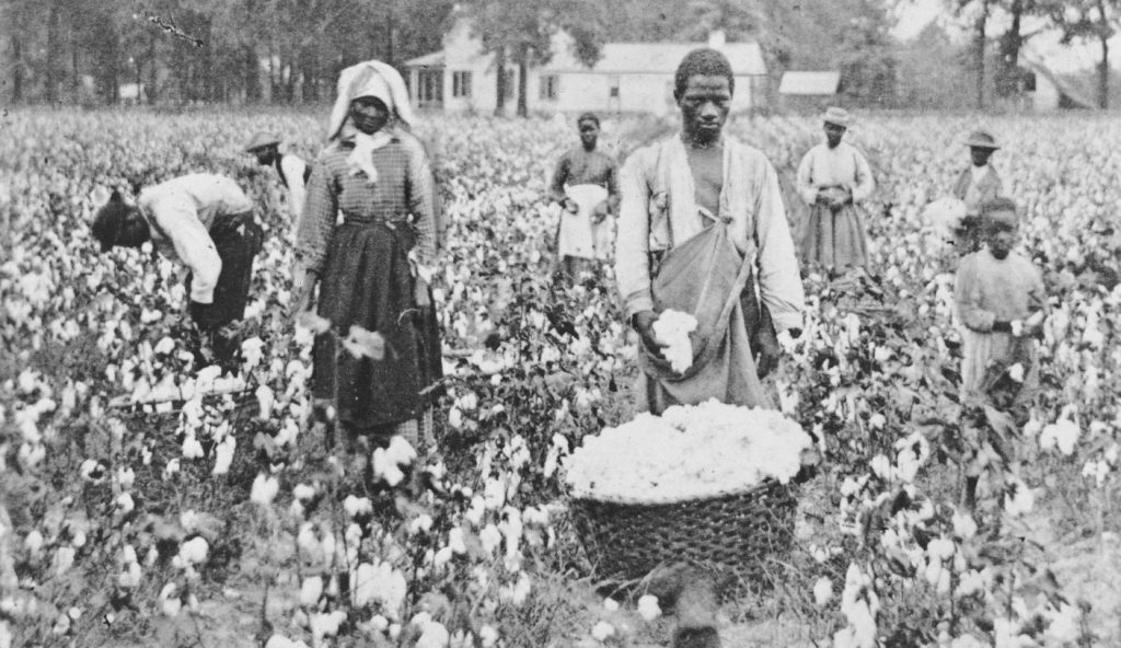 Sclavii, foștii sclavi și descendenții sclavilor afro-americani cântau când trudeau în câmpurile de bumbac și legume